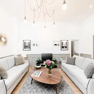 Appartement Livinparis - Luxury 3 & 4 Bedrooms Montmartre I, Parijs